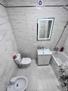 Ванна кімната в Gold Apartment Vysochana18