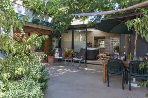 A garden outside Casa Rural Can Coll
