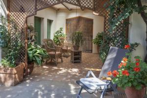 A garden outside Casa Rural Can Coll