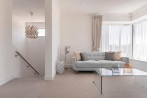 Modern Mansion in Lightsview By Host Solutions的休息区