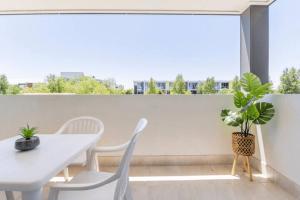 Modern Mansion in Lightsview By Host Solutions的阳台或露台