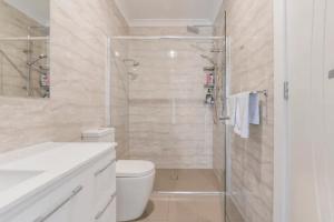Modern Mansion in Lightsview By Host Solutions的一间浴室