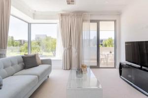 Modern Mansion in Lightsview By Host Solutions的电视和/或娱乐中心