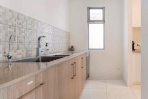 NorthfieldModern Mansion in Lightsview By Host Solutions的相册照片