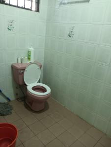 bagno con servizi igienici rosa in camera di Bintulu AirBnB Homestay a Bintulu