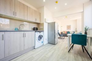 a kitchen with a washer and dryer in a room at Stylish 2 Bedroom - Church View 3 by Tŷ SA in Newport