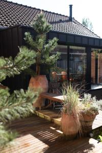 a house with a picnic table and a pine tree at Loft l'Écluse 2, parking gratuit in Saint-Valery-sur-Somme