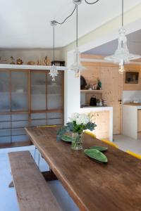 a kitchen with a wooden table with flowers on it at Loft l'Écluse 2, parking gratuit in Saint-Valery-sur-Somme +12 photos