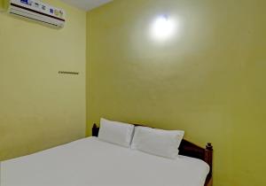 Giường trong phòng chung tại OYO Hotel RS Guest House