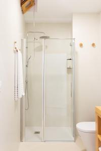 y baño con ducha y puerta de cristal. en Apartamento Don Algodón Grau, en Los Mártires