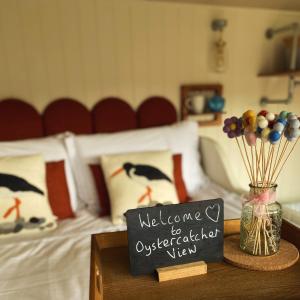Letto o letti in una camera di Ledmacoy Shepherds Huts