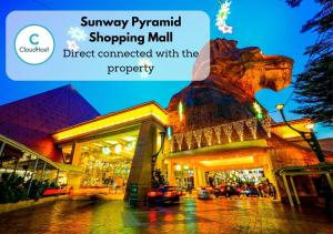 un malldirecto commerciale collegato alla struttura di Sunway Studio Homestay with Balcony Theme Park View Connecting Sunway Pyramid Mall & Sunway Lagoon a Petaling Jaya