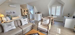 - un salon avec un canapé et une table dans l'établissement Fleur du Soleil Luxury Guesthouse, à Franschhoek