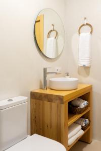 un bagno con lavandino e specchio di Apartamento Don Algodón Grau a Gandía Altre 16 foto