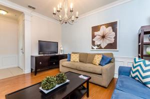 uma sala de estar com um sofá e uma televisão em Vista Cay 84 by Top Villas em Orlando