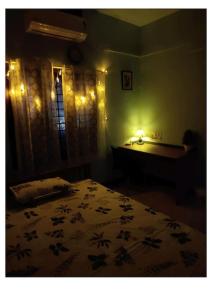 เตียงในห้องที่ Blissful Residency