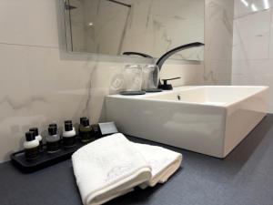 een badkamer met een witte wastafel en witte handdoeken bij Villa Maris in Koper +37 foto's