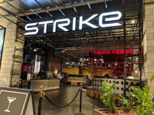 En logo, et sertifikat eller et firmaskilt på Unwind in style only 7km from CBD