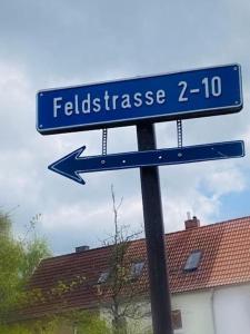 una señal azul de la calle para felicitarte desde los dos en Gästehaus Theo, en Gotha