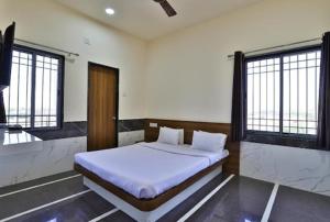 En eller flere senge i et værelse på Hotel Mahalaxmi