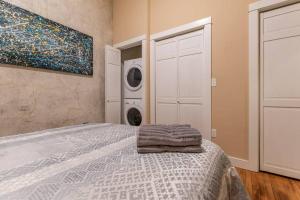 - une chambre avec un lit et un lave-linge dans l'établissement Elevated Living at Bangor Downtown Penthouse, à Bangor