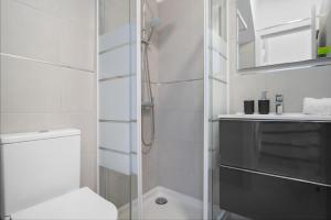 Un baño con ducha, inodoro y lavabo. en Holiday relax apartment, en Adeje 7 fotos más