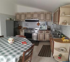 una pequeña cocina con mesa y fregadero en Le Palme di Riace, en Riace Marina