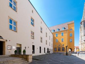 a row of buildings in a street in a city at ACHAT Hotel Regensburg Herzog am Dom in Regensburg