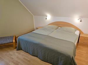 a bedroom with a large bed with two pillows at Ferienhaus Villa Maria - Ferienwohnung Chippendale in Kurort Gohrisch