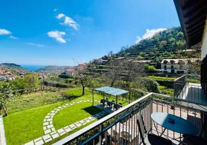 - un balcon offrant une vue sur un parc dans l'établissement La Villa Carmelina, à Agerola