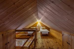 mansarda in legno con letto in camera di Elivaas Everly Luxury 1BHK Entire Home in Narkanda a Shimla