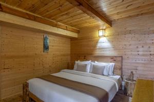 Postel nebo postele na pokoji v ubytování ELIVAAS 1 BHK Premium Cottage with Sauna - Everly