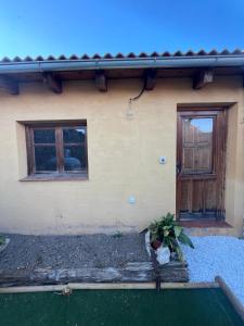 una casa con dos ventanas y una puerta en casa rural san ignacio, en Sepúlveda