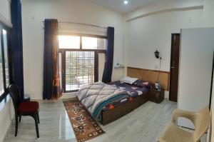 Postel nebo postele na pokoji v ubytování BNB House Nainital