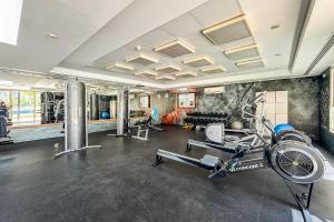 una palestra con tapis roulant e bicicletta in una stanza di Renovated 1 Bed Al Alka 1 In The Greens a Dubai