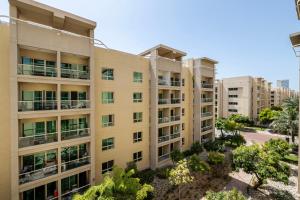 un condominio con alberi di fronte di Renovated 1 Bed Al Alka 1 In The Greens a Dubai