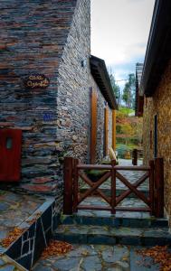 ParadinhaにあるCasa da Azenha - Aldeia da Paradinha com praia fluvialの石造りの建物