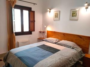 - une chambre avec un grand lit et une fenêtre dans l'établissement Casa Virginia, à Altea