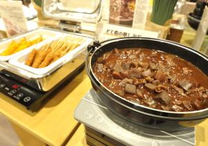 una olla de comida encima de una estufa en APA Hotel Nagoya Sakaeekimae Excellent, en Nagoya