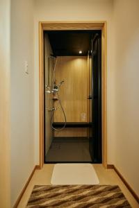 W łazience znajduje się prysznic ze szklanymi drzwiami. w obiekcie Mitsuse base camp - Vacation STAY 52579v w mieście Saga