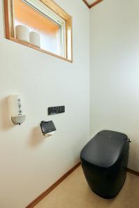 łazienka z czarną toaletą i oknem w obiekcie Mitsuse base camp - Vacation STAY 52579v w mieście Saga