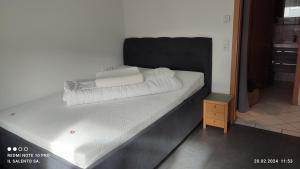 Postel nebo postele na pokoji v ubytování gemütliche 2 Zimmer Wohnung in Markgröningen