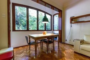 a dining room with a table and some chairs at Ipanema lindo apartamento, lugar tranquilo in Rio de Janeiro