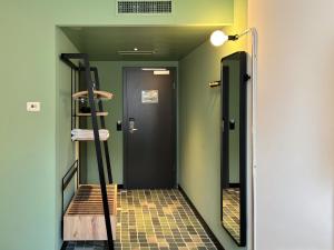 ein Badezimmer mit einem Spiegel und ein Badezimmer mit einer Dusche in der Unterkunft Nonanteneuf Appart-hôtel - Sierre in Sierre