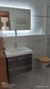 Koupelna v ubytování gemütliche 2 Zimmer Wohnung in Markgröningen + 4 fotografie