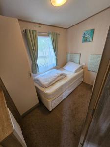 Un pat sau paturi într-o cameră la 3 Bed Holiday Home, Doniford Bay