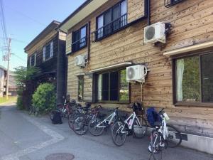 um grupo de bicicletas estacionadas fora de um edifício em Makino Kogen 123 Building / Vacation STAY 79154 em Kaizu