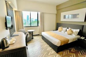 Habitación de hotel con cama y escritorio en REGALPARK Hotel Kuala Lumpur, en Kuala Lumpur