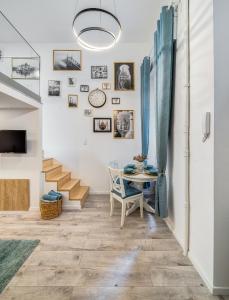 uma sala de estar com uma mesa e escadas em Dream Nouveau Studio em Budapeste