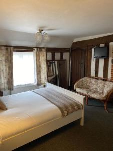 - une chambre avec un lit, une fenêtre et un canapé dans l'établissement The Kentford, à Kentford